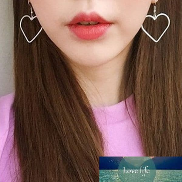 E096 New Arrival Hollow Love Heart Hoop Earrings for Girls and Women Korean Style Gold Color Peach Heart Loop Earrings Selling