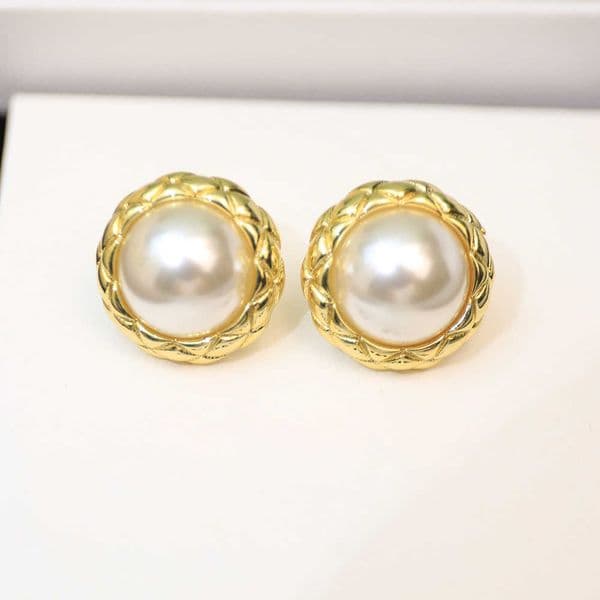 2022 NEW Elegant Temperament Sweet Pearl Earrings Women's Party Ball Golden Circular Gorgeous Popular Jewelry Brand Internet