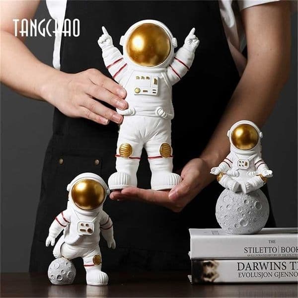 Resin Astronaut Statue Home Decor Figurines Sculpture Room Decoration Creative Miniature Accessories 211108