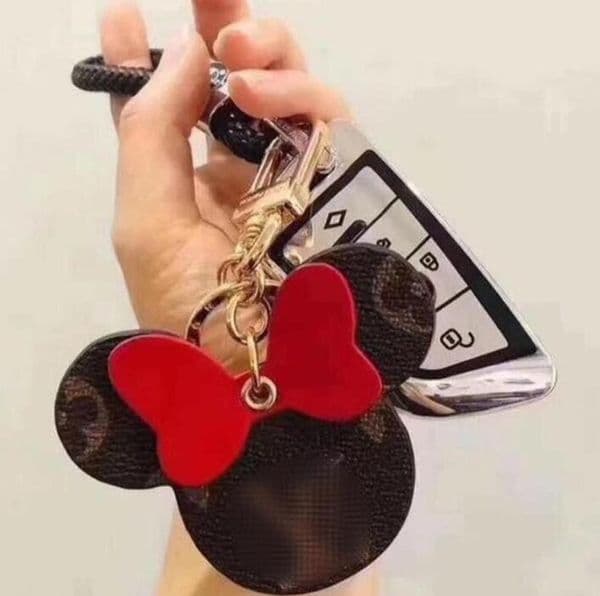 High Quality Keychain Classic Exquisite Luxury Designer Car Keyring Zinc Alloy Letter Unisex Lanyard Gold Black Metal Small Jewelry