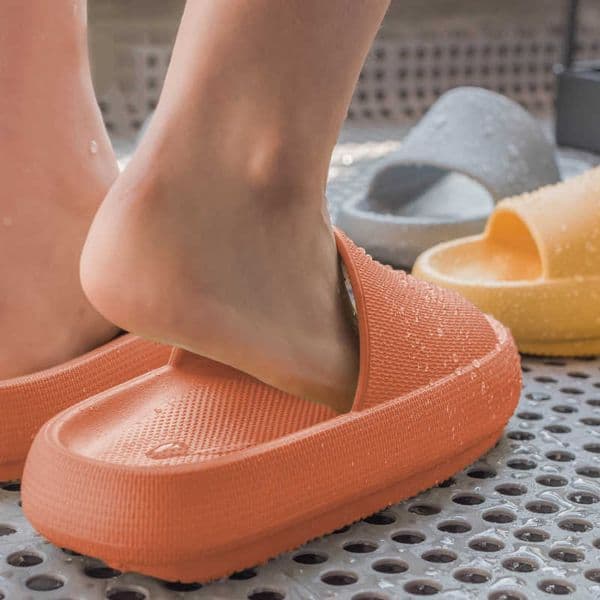 Pillow Slides Slippers Comfy Shoes Non-slip Bathroom Home shoesThicked Bottom Women's sandals Summer Flip flops 210907
