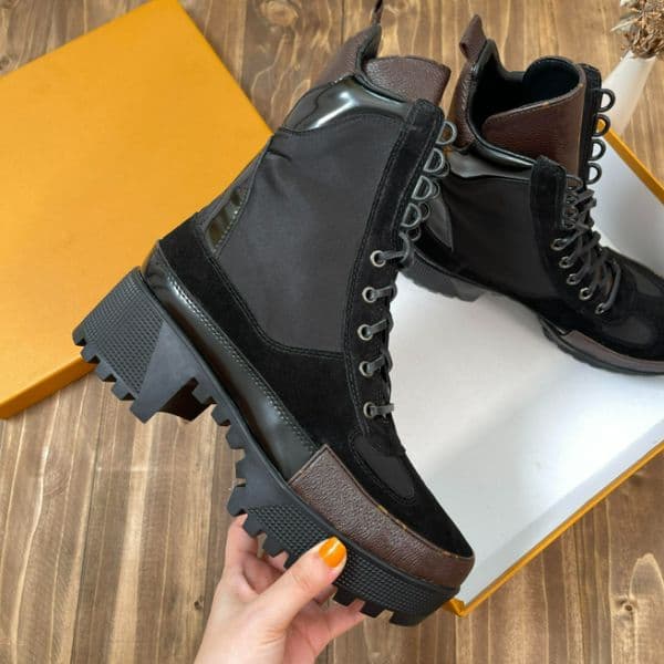 Designer Shoes Laureate Women Boots Flamingos Love Arrow Medal Martin Boot Winter Genuine Leather Coarse High Heel Shoes Luxury Chunky Heeled Booties