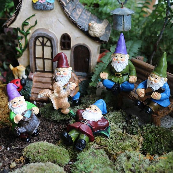 FairyCome 5pcs Fairy Garden Miniatures Gnome Dwarf Micro Mini Gnome Figurines Garden Gnomes and Fairys Resin Dwarf for Terrarium 210607