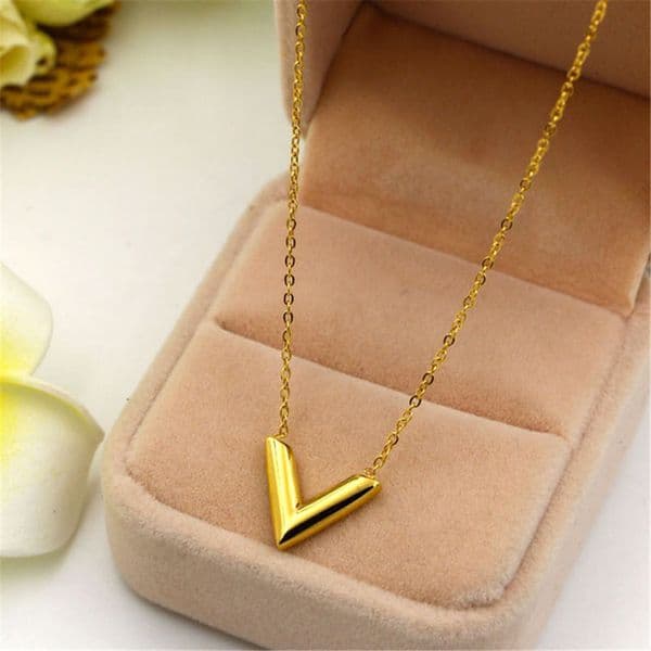 Top Quality Luxury Pendant Couple Necklaces Gold Plated Simple Love V Letter Titanium Steel Necklace Women Designer Jewelry