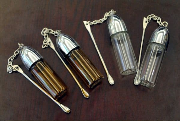 Wholesale 2017 New hot selling glass Snuff Dispenser Bullet Snorter snuff with metal scrapper brown white uncle tom