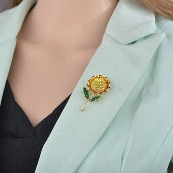 Summer Style Sunflower Brooches for Women Fashion Yellow Rhinestone Brooch Pin High Quality Cute Mother Gift New b282