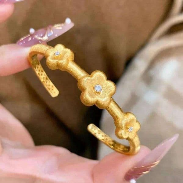 Classic Cute Brushed Three Small Flower Bracelets for women Charm inlay Single Diamond Opening bangles Banquet Jewelry Gift