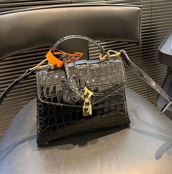 The Himalayan crocodile bag is really beautiful, just the right size, can be carried diagonally, and can be used for daily or dinner parties, very practical.