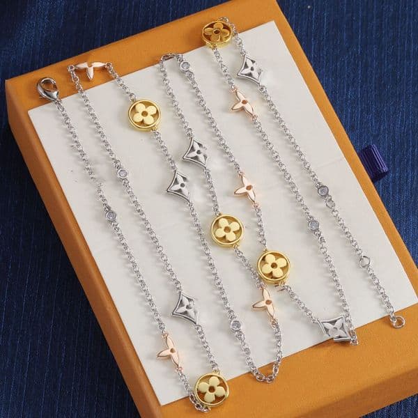 With BOX Fashion hot selling designer necklace women's old flower pendant necklace women's stainless steel necklace designer luxury jewelry