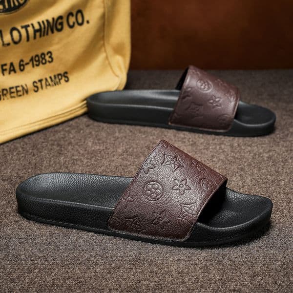 2026 hot Mens non slip and odor proof soft soled casual home classic embossing sandals for summer wear