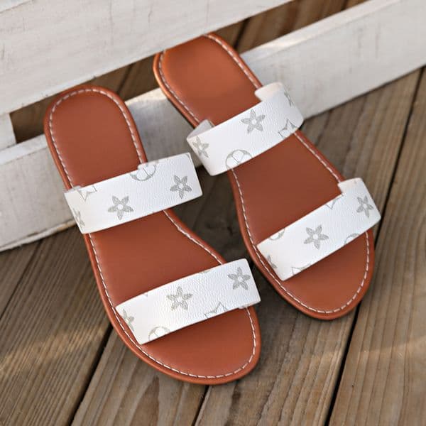 2026 Hot Four Seasons Home Outdoor Casual Non slip Flat Slippers Breathable and Comfortable Sandals for Women