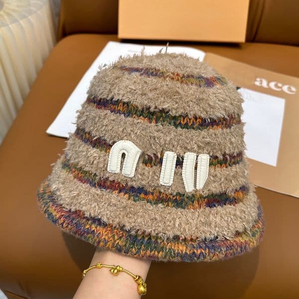Designer Fashion Colorful Casual Men and Women Letter Plush Outdoor Warm Knitted Hat Winter 4 Colors to Choose from Bucket cap
