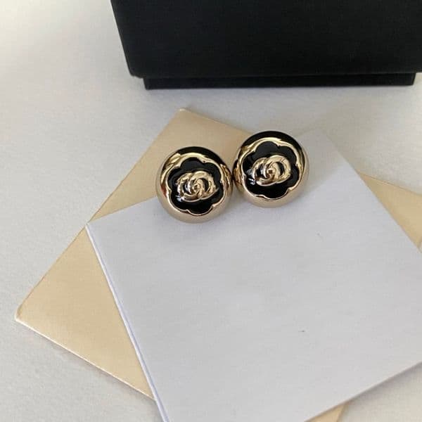 Gold Tone Round Shaped Stud Earring With Black Flower Accents Elegant Daily Party Outfit Gifts For Her High Quality And Stylish Jewelry