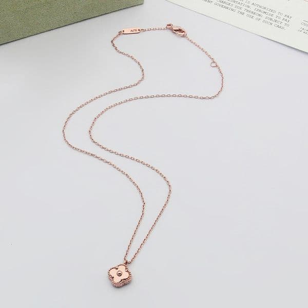 Jewelery clover necklace vanly cleef jewlery Jewelry Mini Four-Leaf Flower Single Car Necklace Womens Carved