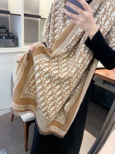 This designer scarf is suitable for both men and women in autumn and winter seasons. It boasts a comfortable touch and fashionable craftsmanship,