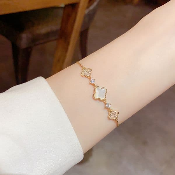 Fashionable four leaf flower bracelet with adjustable pull-out design, featuring a light luxury and high-end feel, popular among internet celebrities and women
