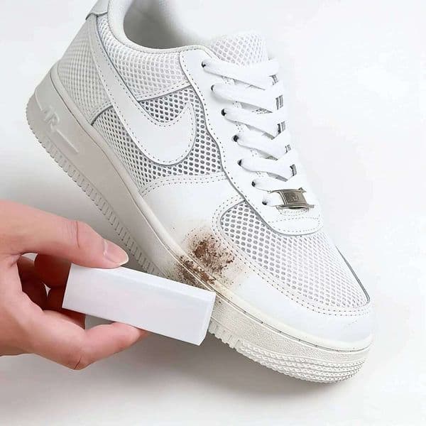 3PCS white sneaker cleaner erasers. Portable, removes dirt and stains easily for on-the-go shoe care. 26Y0112