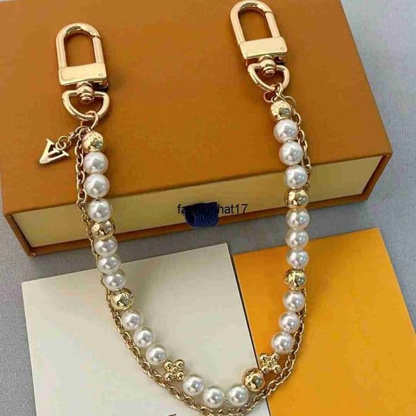 Keychains Lanyards designers keychains Bag Charm pearl designers keychain top Car Key Chain Women Buckle jewelry Keyring Bags Pendant Exquisite