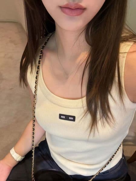 Top Summer Womens Tank Top Luxury Designer Tanks Women Sleeveless Shirt Short Tee Embroidery Woman Teeshirts Lady Backles Shirt 19E
