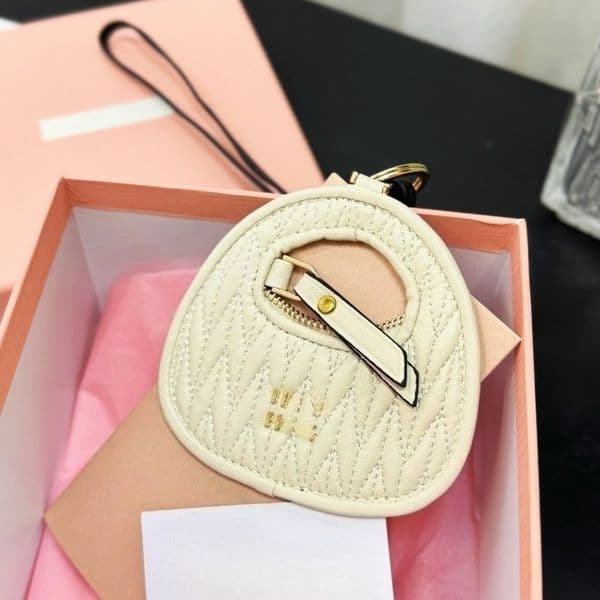 Designer Leather Keychains Bag Charm for Women Luxury Car Key Holders for Men and Women Real Shot of Keyring Lanyards with Original Box High Quality