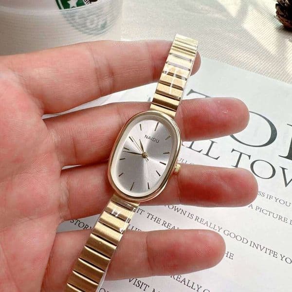 Valentine's Day New Women's Watch Simple Chain oval dial Compact Korean Version Versatile Clothing Female Fashion Quartz Wristwatche 26W0115