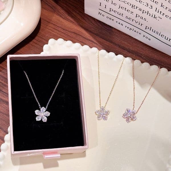 Dainty European American Flower Zircon Pendant Necklace Minimalist Clavicle Chain Luxury Versatile Women's Jewelry