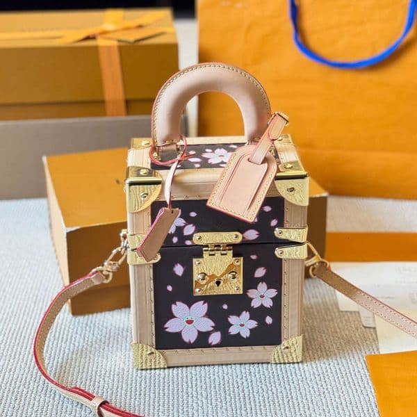 New style chain bag Box Camera box Rivet inlaid leather shoulder bag TOP Mirror Quality Handbag Golden hardware accessories for luxurious decoration