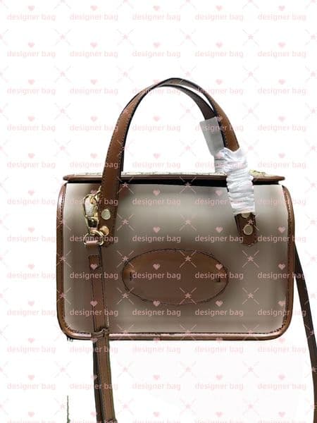 Chic Elegance: High-Quality Leather Shoulder/Satchel by Renowned Designers