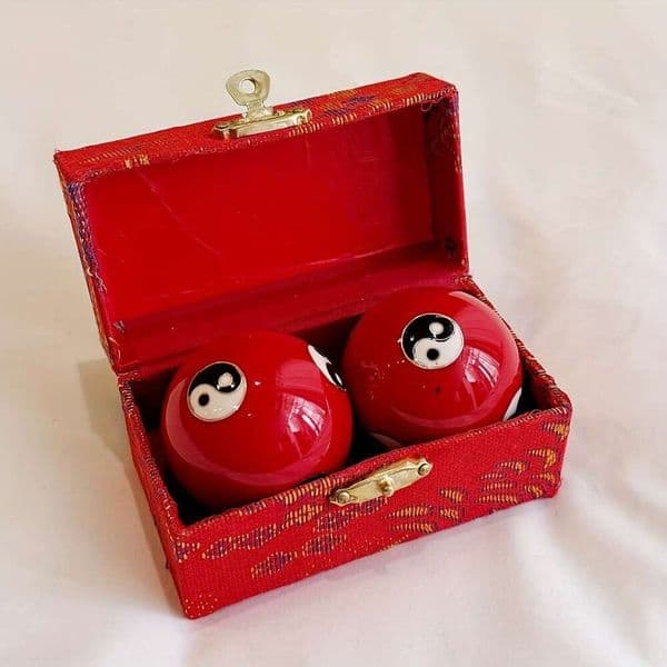 A Pair of Chinese Retro Tai Chi Pattern Adult Sound, Wrist Exercise Massage Therapy Balls, Holiday with Small Gift Box, Portable and 26W0116G2