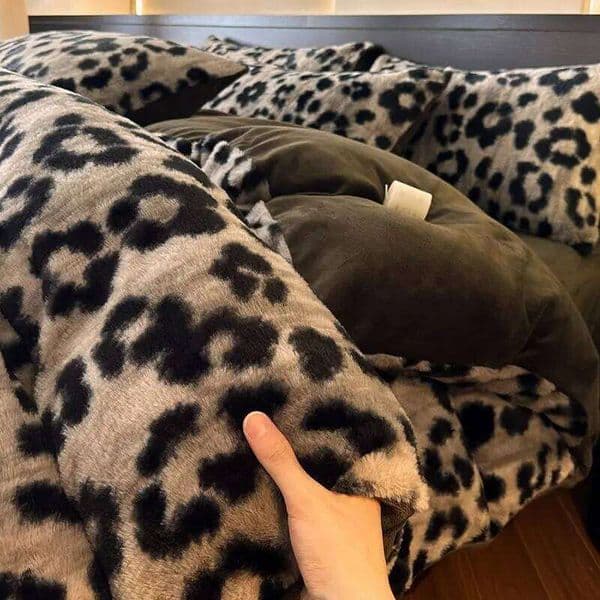 Four-piece Set Thickened Thermal Flange Coral Fleece Class A Leopard Print Rabbit Plush Quilt Cover Pillowcase Bed Sheet 26Y0116
