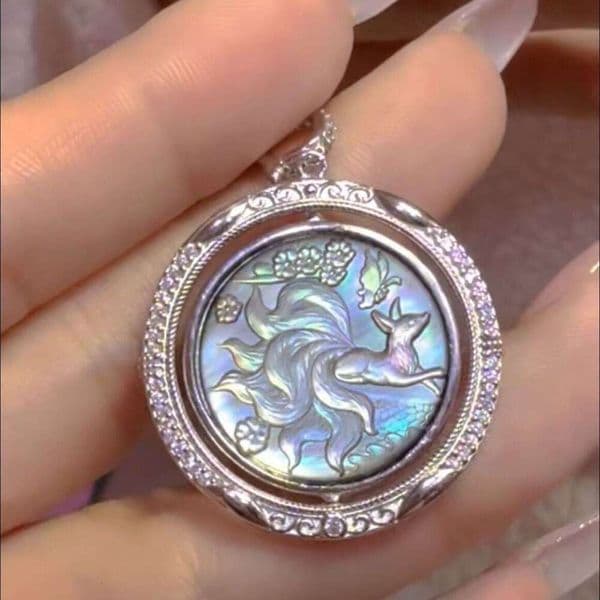 Iridescent Fritillary Carved Nine-Tailed Fox And Su Daji Double-Sided Rotating Pendant Necklace Exquisite Versatile New Gift B5