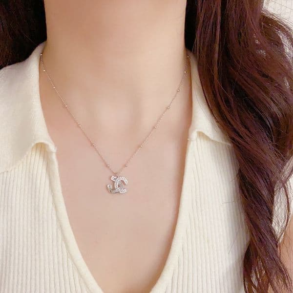 Designer Jewelry Light Zircon Cross Pendant Necklace Women's Simple Fashion Shining Exquisite Necklace Gift High Quality Classic Accessories