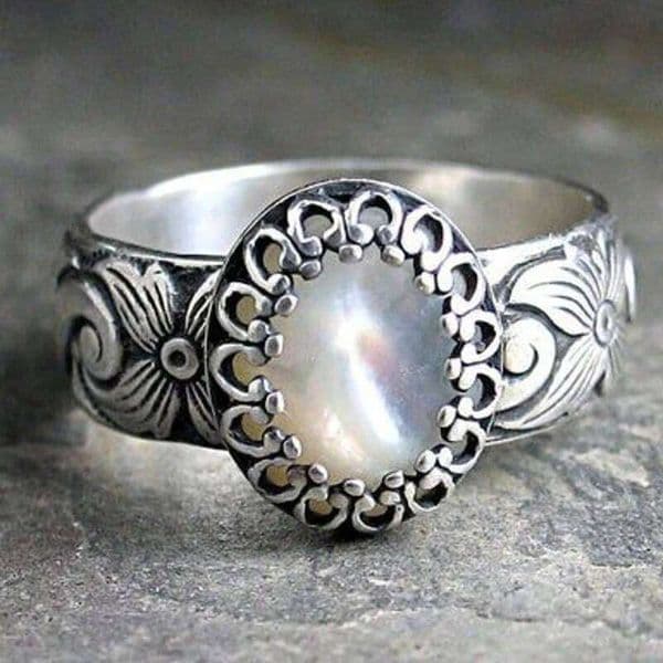 Exquisite Hollowed Out Flower Patterned Retro Ring for Women Suitable For Party Gatherings Anniversaries Valentine's Day Gifts
