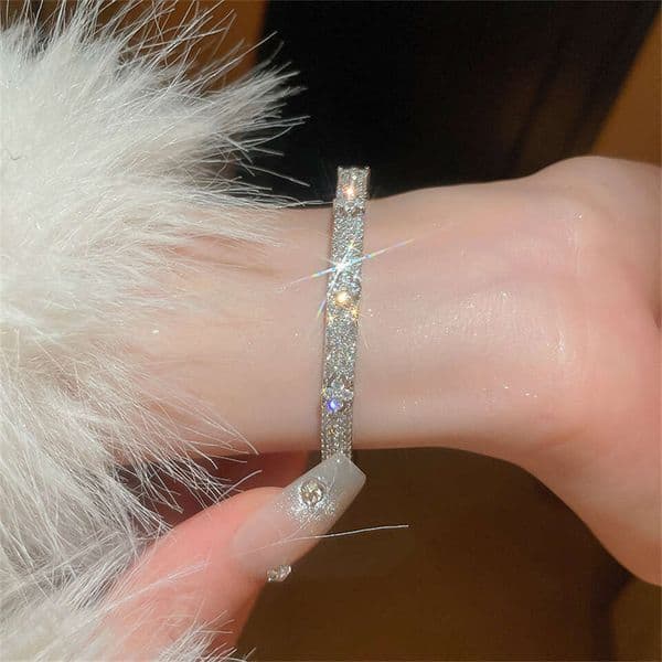 Jewelry Fashion Trend Personality High End Sense Bracelet Exquisite Micro Inlaid Zirconia Flower Design Elegant Versatile Jewelry Finery Texture Women Jewelry