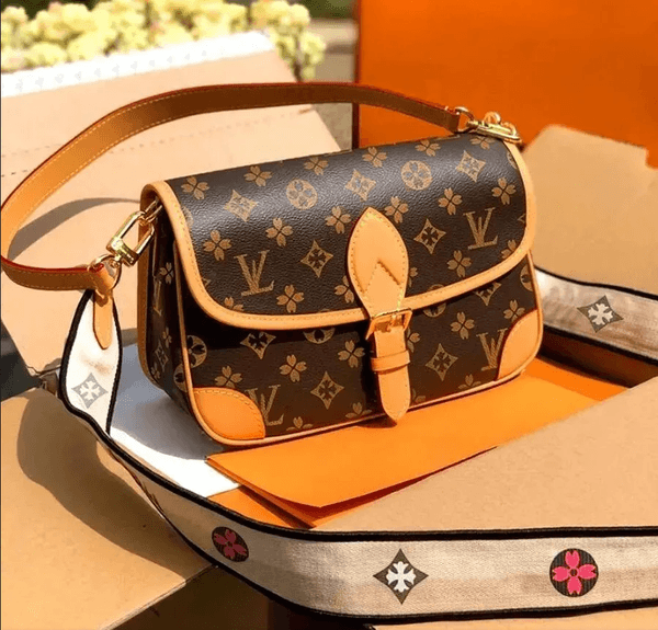 2026 Women Luxurys Designer Crossbody Diane Baguette Classic Vintage Canvas Strap Flower Flap Clutch Purse Shoulder Bags Tote Bag Female backpack