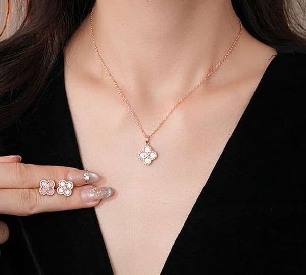 Designer Korean Style Simple Zircon Flower Necklace Light Luxury High-end Clavicle Chain For Women Exquisite Design Sense Niche Jewelry Set