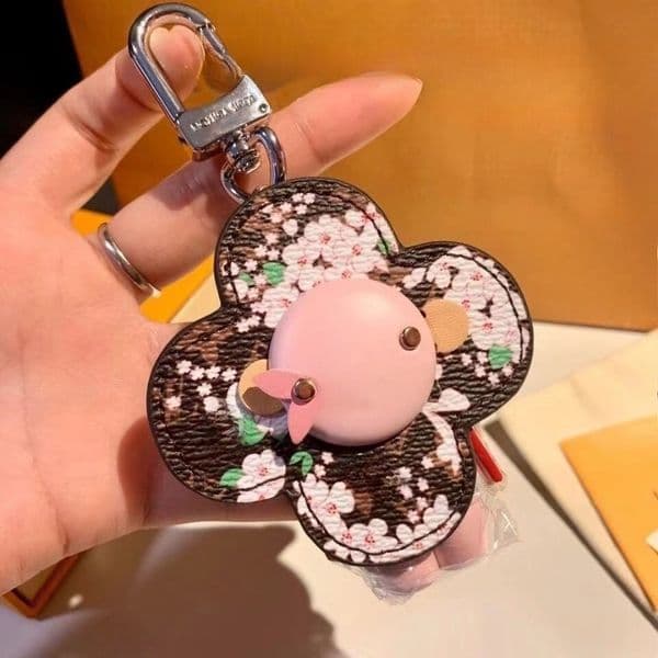 Keychains Lanyards Luxury Keychain Designer Keychain Wallet Key Cherry Charm Chain Unisex Lanyards Designer Keychain Designers Bag Charm Keyring