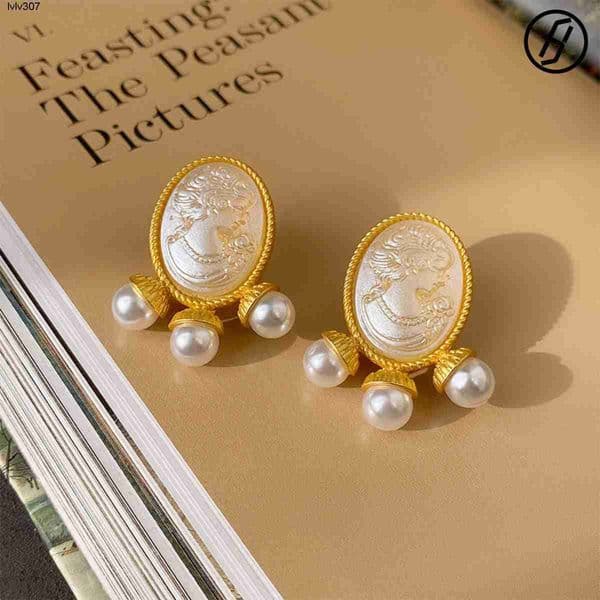 Stud Vintage French Court Style Natural Shell Earrings Retro Twisted Flower Pearl Earrings Boutique Craft Daily Wear Jewelry Designer Jewelry Original Jewelry