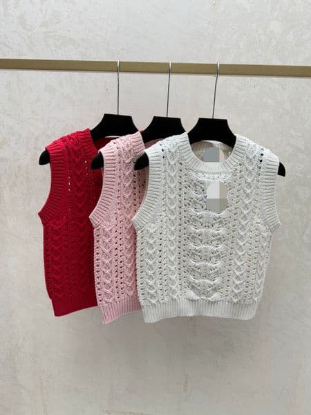 Spring 2026 new style - Solid color, simple, open round-neck knitted tank top in white, pink, and red.