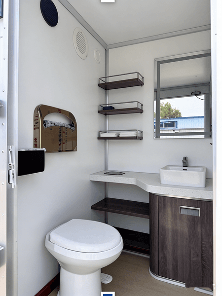 Good Selling 6 Station Mobile Portable Restroom Trailer With Showers Support customization