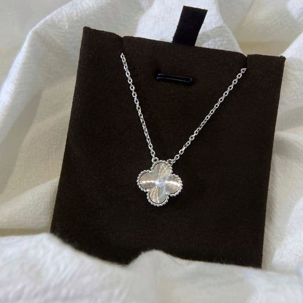 Designer Jewelry Vanly cleef Classic Filigree Carved Necklace White gold Design Fresh Sweet