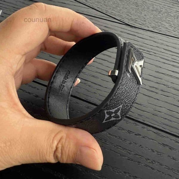 Luxury designer Girl woman man boy letter real leather slim bracelets elegant 18K Gold Bangles V branded engrave bracelet Fashion Jewelry Lady Party