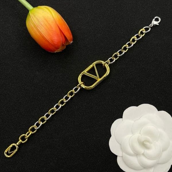 Elegant Daily Wear Gold Tone Bracelet Adorned With Square RhinestoneStudded Pendants Stylish High Quality Jewelry For Her