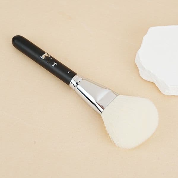 Elegant Designer Artisan Brushes with Smooth Texture for Precision Cosmetics Work