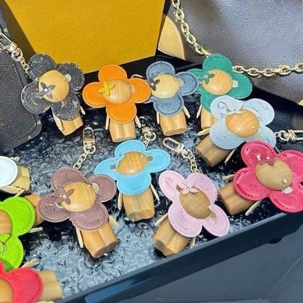 Luxury Designer Keychain Bag Charm for Men and Women Car Key Holders Sunflower Keychain Brand Key Ring Steel Hardware Keychain with Logo High Quality Gifts