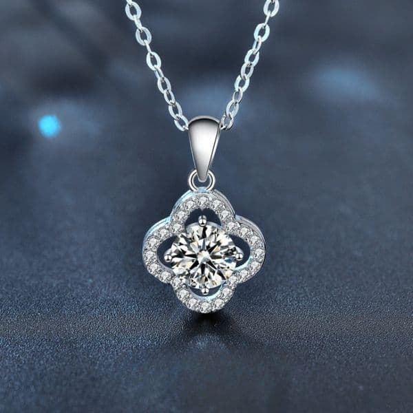 Fashionable And High End Clover Pendant Necklace Moissanite Inlay Fashionable Temperament Collarbone Chain Fashionable and Versatile