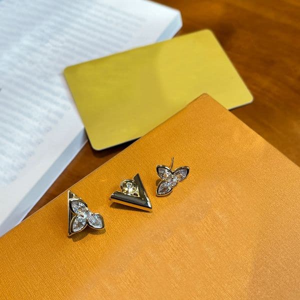 High Quality Gold Tone Stud Earrings Geometric Triangle Design Crystal Accents Elegant Daily Jewelry Gift For Her Stylish Accessory