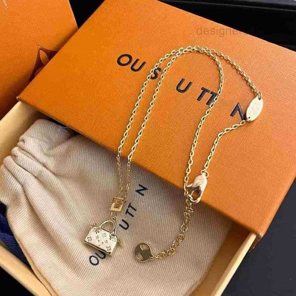 Womens Luxury Brand Necklaces designer necklace Pendant Simple 18K Gold Plated Crysatl Pearl Sweater Necklace Wedding Party Jewerlry Accessories