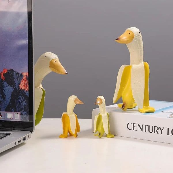 Creative Garden Decor Sculptures Yard Vintage Gardening Decor Art Whimsical Peeled Banana Duck Home Statues Crafts 260127
