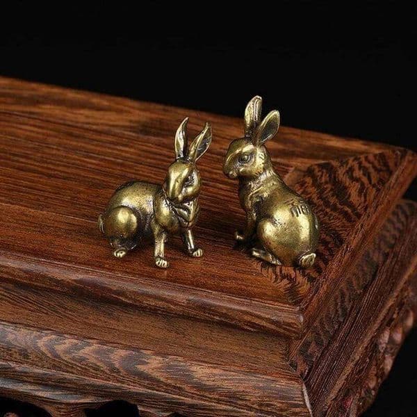 1 Pair Antique Copper Zodiac Lucky Rabbit Statue Ornaments Vintage Solid Brass Animal Miniature Figurine Tea Pet Desk Decoration 26H0131